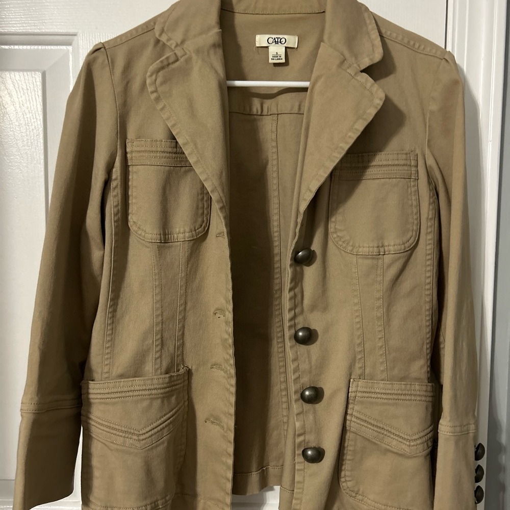 Women’s cute jacket with 3/4 length sleeves. Size small